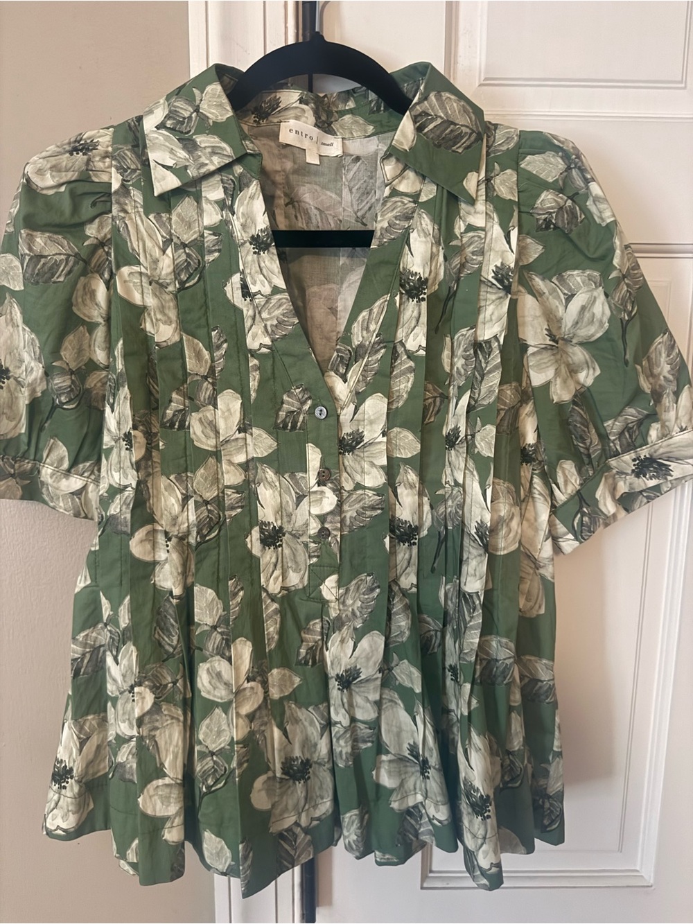 entro Green Floral Button-Front Pleated Shirt
